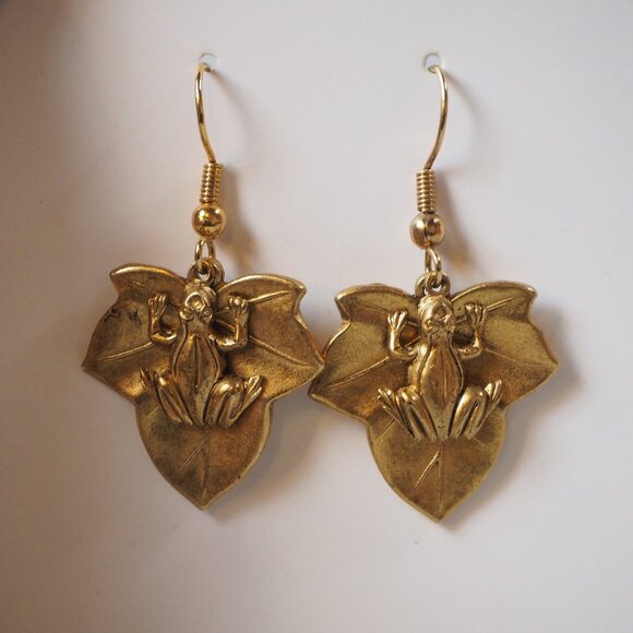 Vintage Jewelry - Vintage 1990s Frog and Leaf Goldtone Drop Earrings